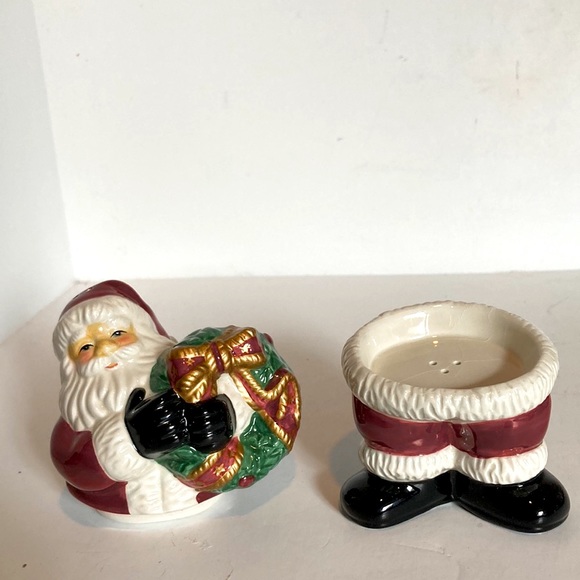 Fitz & Floyd Vintage Salt Bottom & Pepper Top Santa Holding Wreath 5" x 3.5" - Picture 4 of 16